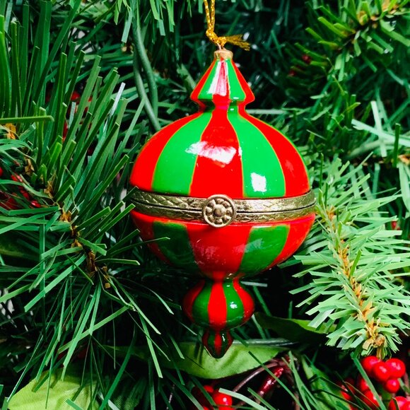 Finial Red Green Porcelain Hinged Surprise Gift Trinket Box Christmas Ornament - Picture 4 of 5